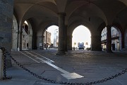 74 La meridiana sotto i portici del Palazzo della Ragione